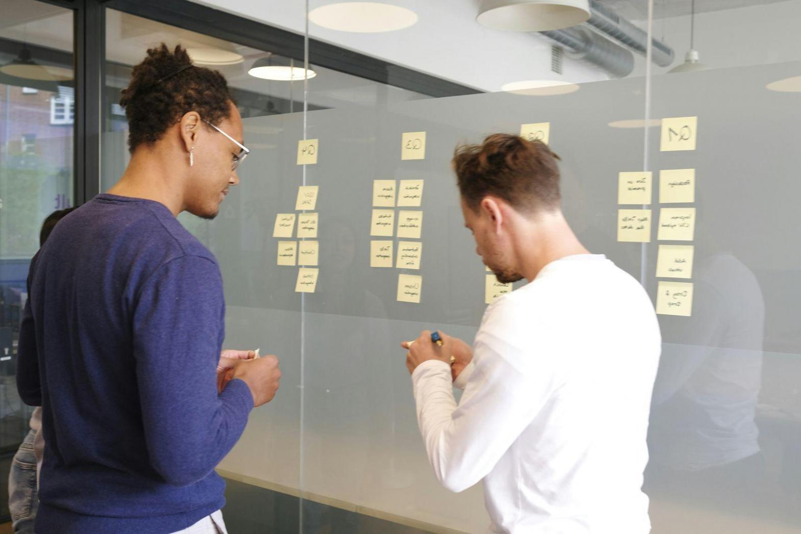 Gemeinsame Arbeit an Finanzmodellen und Strategien